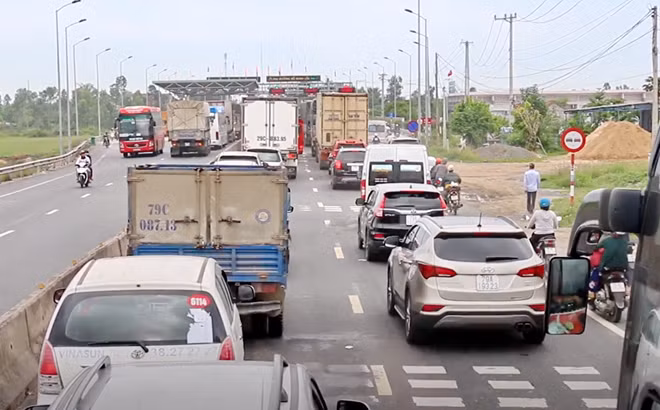 Hàng trăm xe ô tô phải dừng lại gần nửa giờ ở phía Nam Trạm BOT Ninh Lộc