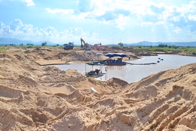 Mặc dù tổ kiểm tra liên ngành tỉnh Phú Yên đã yêu cầu dừng hoạt động khai thác cát từ trưa 25-9 để chờ xử lý vi phạm nhưng chiều ngày 26-9, thiết bị bơm hút cát của Công ty TNHH ĐT-PT Huy Phú vẫn hoạt động