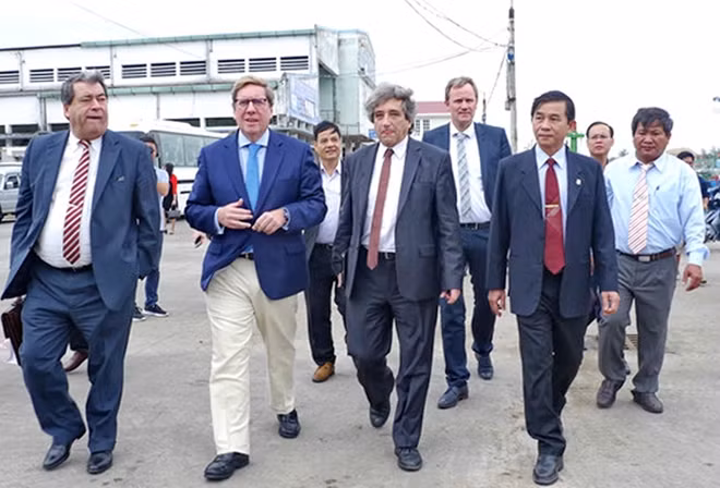 Ông Trần Châu - Phó Chủ tịch UBND tỉnh Bình Định đưa Đoàn công tác EC kiểm tra tại cảng Quy Nhơn