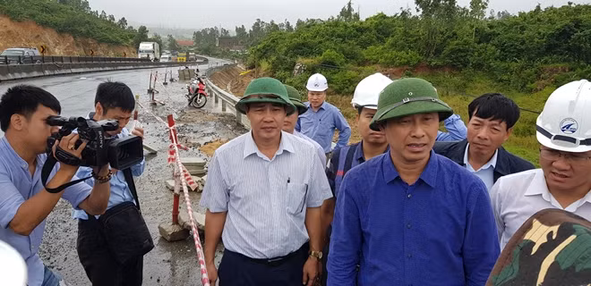 Thứ trưởng Bộ GTVT Lê Đình Thọ và Phó Chủ tịch Ủy ban ATGT Quốc gia kiểm tra hiện trường QL1A và chỉ đạo tập trung sửa chữa khẩn trương. Ảnh : HỮU TOÀN