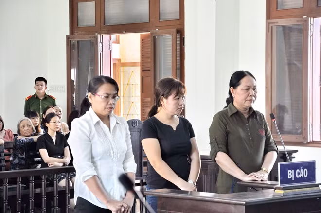 Trong số 4 bị cáo bị truy tố, chỉ có 3 bị cáo tham dự phiên tòa