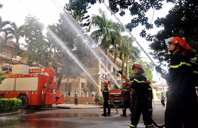 Sử dụng nhiều vòi phun nước khống chế ngọn lửa để dập tắt đám cháy
