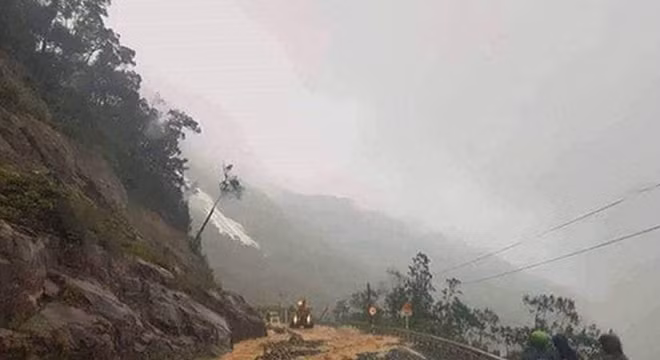 Sạt lở đất đá trên đường đèo Khánh Lê