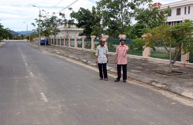 Nạn nhân Nguyễn Gia Truyền chỉ nơi xảy ra vụ cướp
