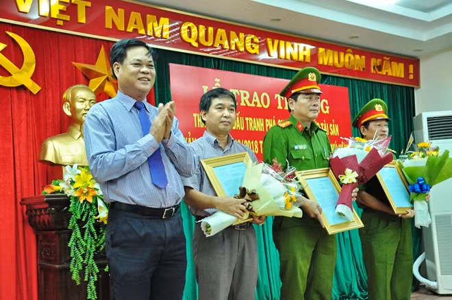 Ông Huỳnh Tấn Việt - Ủy viên Trung ương Đảng, Bí thư Tỉnh ủy Phú Yên trao thường cho các đơn vị tham gia chuyên án