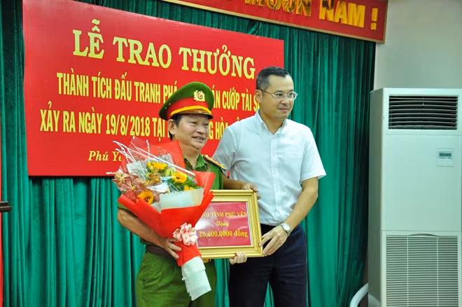 Ông Phạm Đại Dương - Chủ tịch UBND tỉnh Phú Yên trao thưởng cho Ban chuyên án
