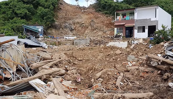 Hiện trường vụ sạt lở bên chân núi Hòn Xện, phường Vĩnh Hòa, TP Nha Trang khiến 10 căn nhà sập đổ, 4 người trong một gia đình nhà giáo tử nạn
