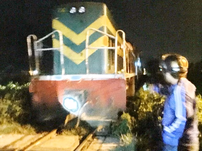 Hiện trường vụ tai nạn đầu máy xe lửa tông ô tô vỡ nát, móp méo
