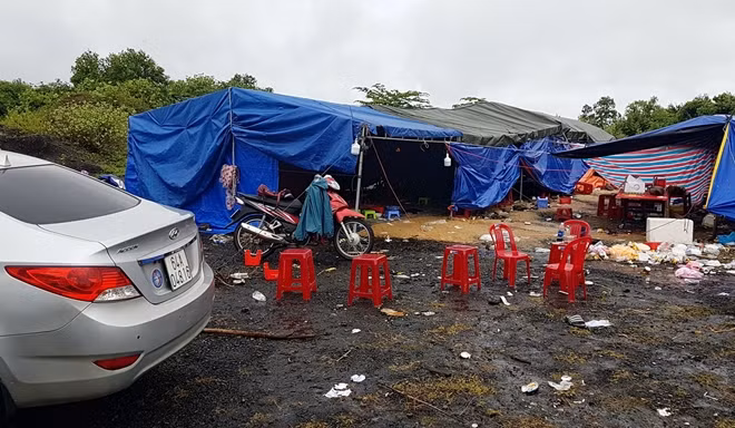 Dãy nhà bạt trong khu đất hoang nơi các đối tượng sát phạt nhau.