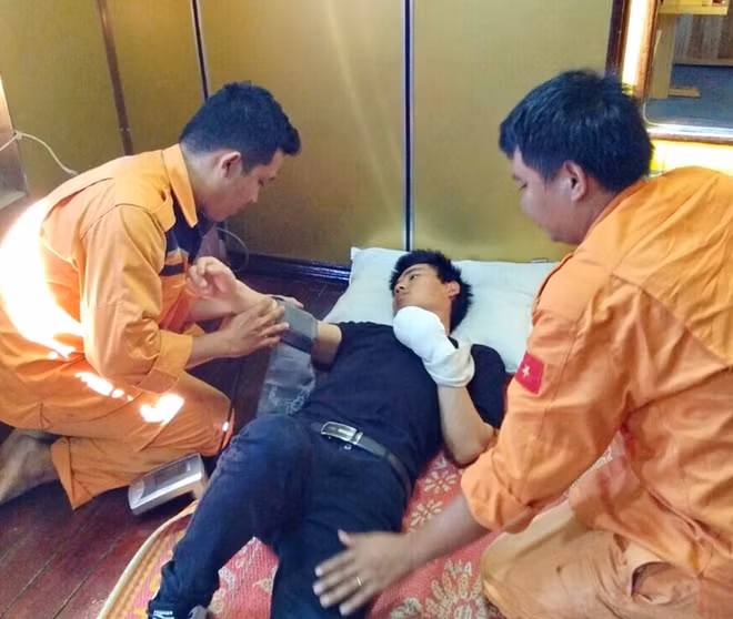 Đội cứu nạn - cứu hộ tàu SAR 27-01 của Nha Trang MRCC chăm sóc sức khỏe nạn nhân trong suốt hải trình đưa vào bờ