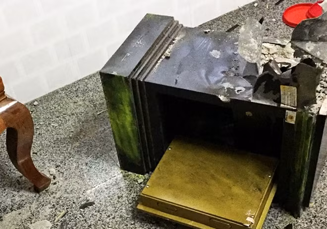 Két sắt đã bị kẻ gian phá bung lấy trộm toàn bộ tiền, vàng ở bên trong