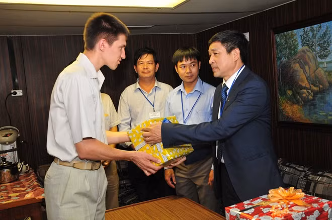Các nhà khoa học Việt Nam tặng quà lưu niêm cho các nhà khoa học trên tàu nghiên cứu khoa học Viện sỹ Oparin. Ảnh : V.THÀNH