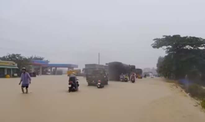 Mưa lũ tràn qua một số tuyến giao thông ở Bình Định. Ảnh : CTV
