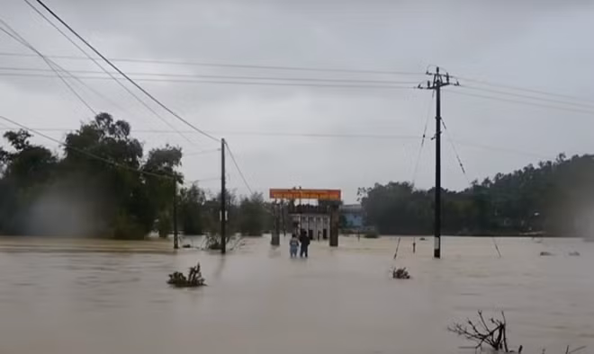Nhiều vùng quê ngập trong nước lũ. Ảnh : CTV