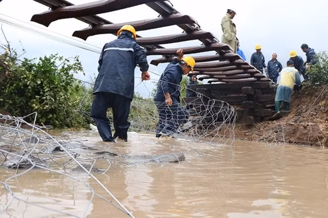Công ty CP đường sắt Thuận Hải huy động nhân lực, phương tiện đến hiện trường nước lũ cuốn trôi nên đường sắt ở phía Bắc tỉnh Ninh Thuận để khắc phục hậu quả