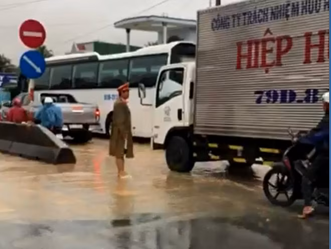Giới lái xe và nhiều người dân cảm phục khi chứng kiến hình ảnh CBCS Đội TTKSGT Cam Ranh thuộc Phòng CSGT Công an Khánh Hòa hỗ trợ người dân đẩy xe tô "chết máy" ra khỏi hiện trường ngập lụt trên đường QL1A ở phường Cam Nghĩa để tránh ùn tắc giao thông