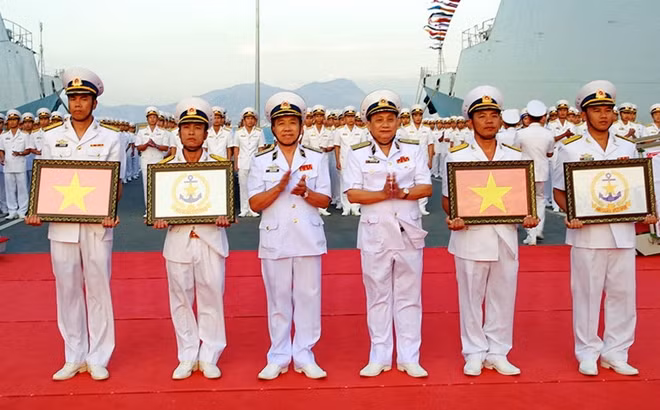Chính ủy và Tư lệnh Bộ tư lệnh vùng 4 Hải quân trao cờ Tổ quốc và Quân kỳ Quân chủng Hải quân Việt Nam cho chỉ huy hai tàu hộ vệ tên lửa 015 -Trần Hưng Đạo và 016 - Quang Trung.