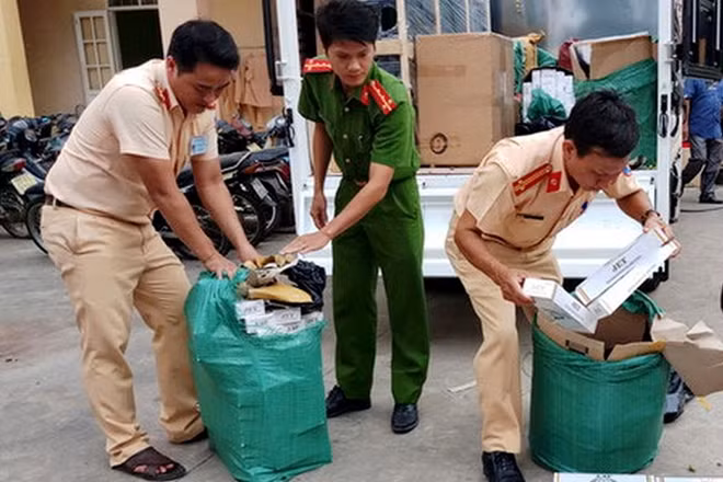 Trạm CSGT Tuy Phước chuyển giao tang vật cho Công an huyện Tuy Phước