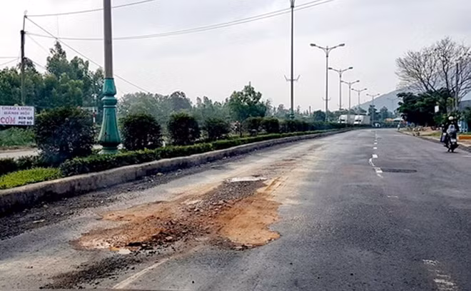 Những "ổ gà, ổ trâu" được vá tạm bằng "kỹ thuật" đắp đất sỏi. Ảnh : H.P