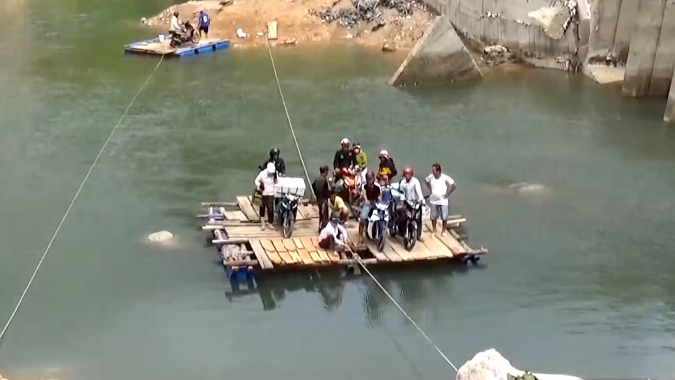 Dân nơm nớp qua cầu sắp sập, huyện nói đang báo cáo tỉnh xem xét ảnh 4