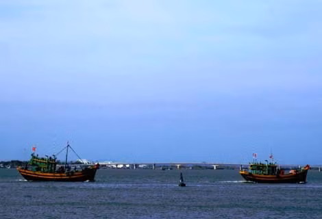 Cặp tàu của ông Hiển vượt sóng ra khơi.