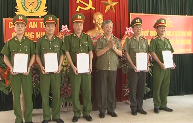 Giám đốc CA tỉnh trao quyết định thành lập CA thị xã và quyết định bổ nhiệm lãnh đạo CA thị xã.
