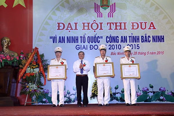 Thừa ủy quyền của Thủ tướng Chính phủ, Thứ trưởng Bùi Văn Nam và đồng chí Nguyễn Tử Quỳnh trao Bằng khen của Thủ tướng Chính phủ cho các cá nhân có thành tích xuất sắc.