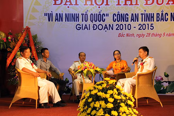 Các điển hình tiên tiến giao lưu.