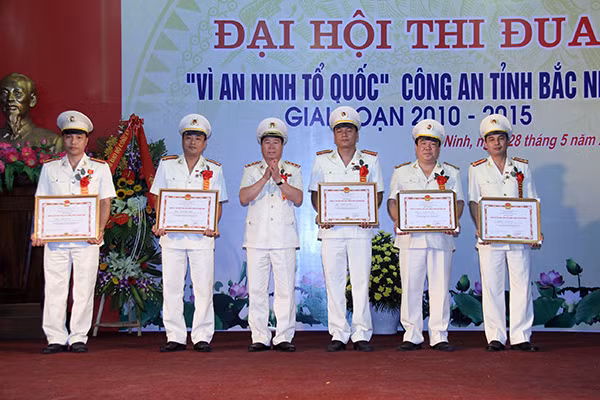 Thứ trưởng Bùi Văn Nam trao danh hiệu “Chiến sỹ thi đua toàn lực lượng CAND” cho các điển hình tiên tiến.