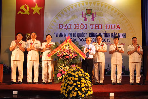 Đồng chí Nguyễn Tử Quỳnh, Phó Bí thư tỉnh ủy, Chủ tịch UBND tỉnh Bắc Ninh tặng hoa chúc mừng Đại hội thi đua “Vì An ninh Tổ quốc” Công an tỉnh Bắc Ninh.