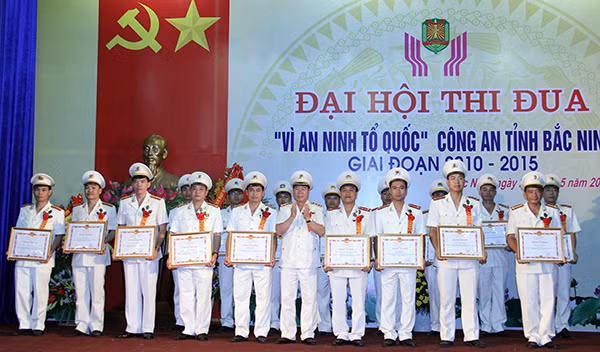 Thứ trưởng Bùi Văn Nam trao Bằng khen của Bộ trưởng Bộ Công an cho các tập thể, cá nhân có thành tích xuất sắc.