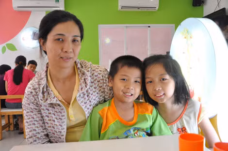 Cô giáo Trần Thị Sương và 2 con tại Bệnh viện Truyền máu và Huyết học trong lúc chờ được truyền máu.
