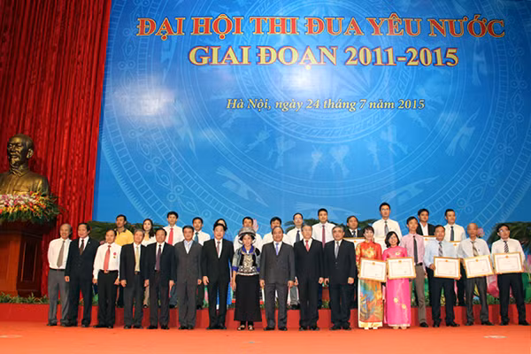 Phó Thủ tướng Nguyễn Xuân Phúc chụp ảnh lưu niệm với các tập thể, cá nhân tiêu biểu của phong trào thi đua yêu nước Bộ TT&TT.