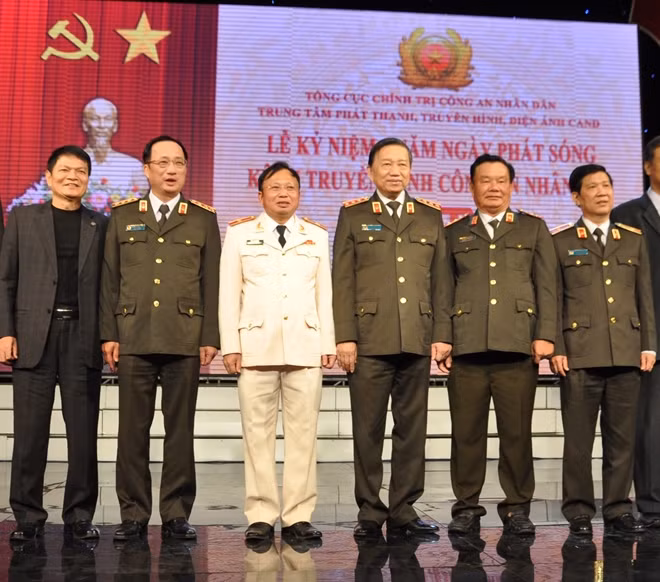 Bộ trưởng Tô Lâm chụp ảnh lưu niệm cùng lãnh đạo ANTV và đại biểu dự lễ