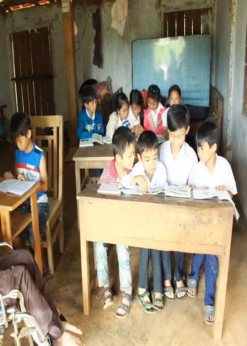 Lớp học miễn phí của thầy giáo khuyết tật Nguyễn Văn Giới ở Đăk Nông