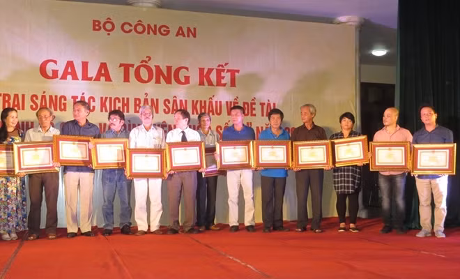 Các tác giả tham gia trại sáng tác đón nhận bằng khen của Tổng cục Chính trị CAND