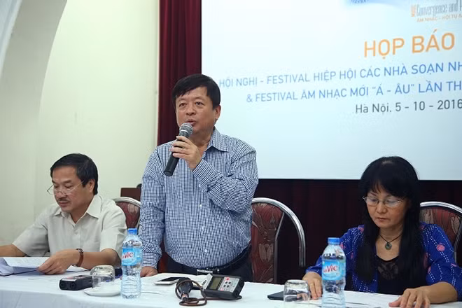 Nhạc sĩ Đỗ Hồng Quân - Chủ tịch Hội Nhạc sĩ Việt Nam và ban tổ chức trao đổi với báo chí về Festival "Âm nhạc- hội tụ và lan tỏa"