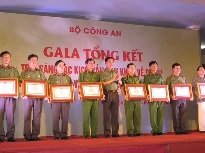 Trung tướng, PGS.TS Lê Văn Đệ trao bằng khen cho tập thể, cá nhân có nhiều thành tích tham gia trại sáng tác