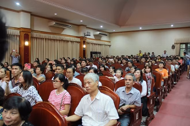 Đông đảo khán giả đã đến thưởng thức hò khoan Lệ Thủy.