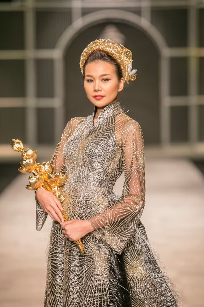 Thanh Hằng với chiếc vấn, bó sen bằng vàng trên sàn diễn