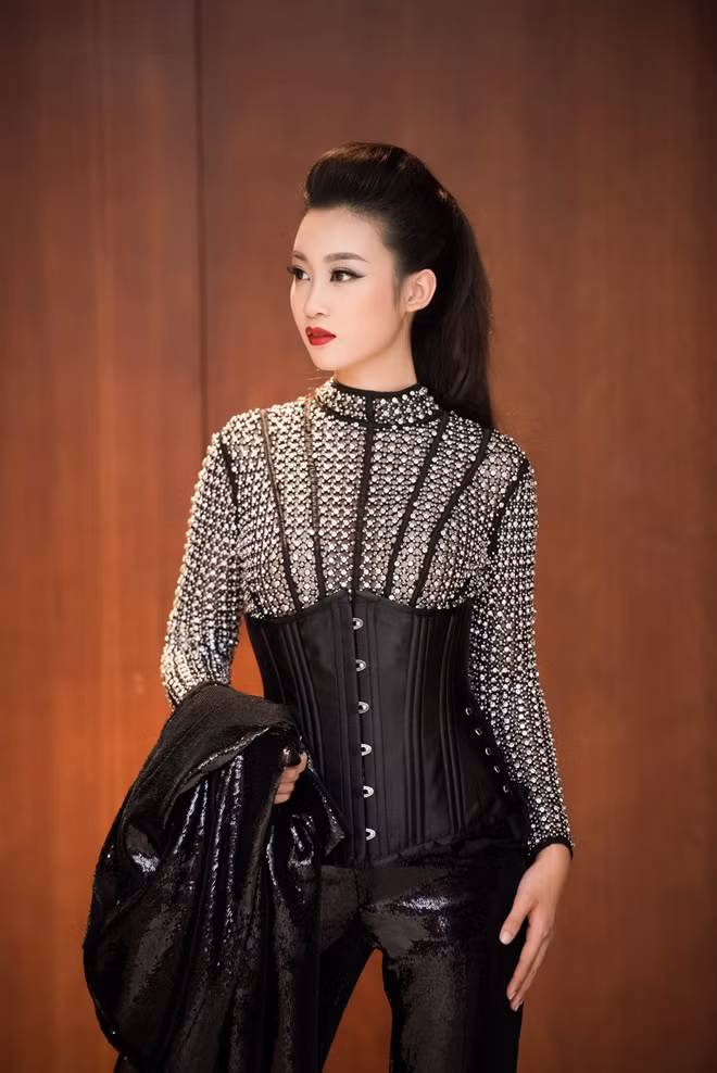 Hoa hậu Đỗ Mỹ Linh "lột xác" với trang phục của NTK Chung Thanh Phong