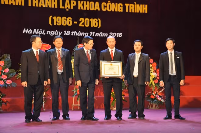 Đại diện lãnh đạo Bộ Nông nghiệp và phát triển nông thôn trao bằng khen cho tập thể khoa vì đã có thành tích xuất sắc trong năm học vừa qua