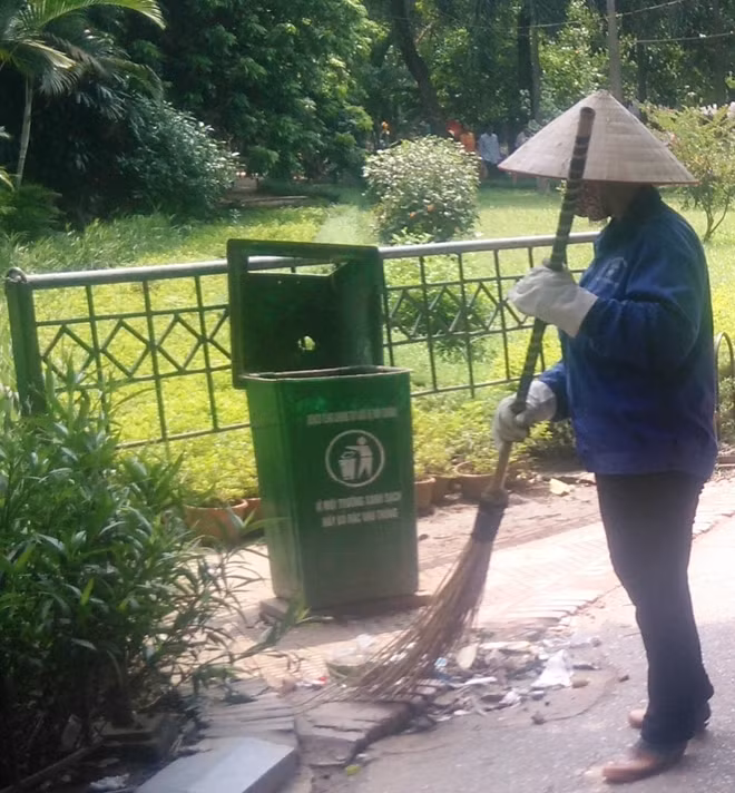 Rác vương đầy quanh thùng rác