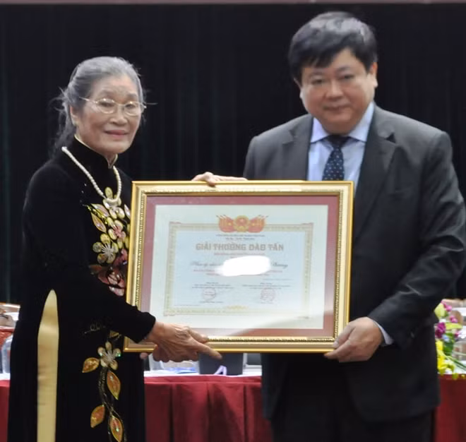 Bà Nguyễn Thị Minh Tấn, vợ cố nhạc sĩ, nhà viết kịch Trương Minh Phương thay chồng nhận giải thưởng Đào Tấn