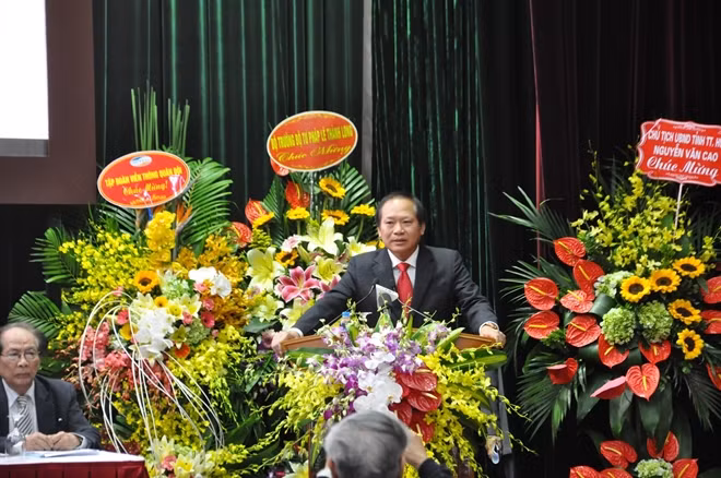 Bộ trưởng Bộ Thông tin Truyền thông Trương Minh Tuấn, con trai nhạc sĩ, nhà viết kịch Trương Minh Phương xúc động phát biểu sau khi gia đình nhận giải thưởng Đào Tấn