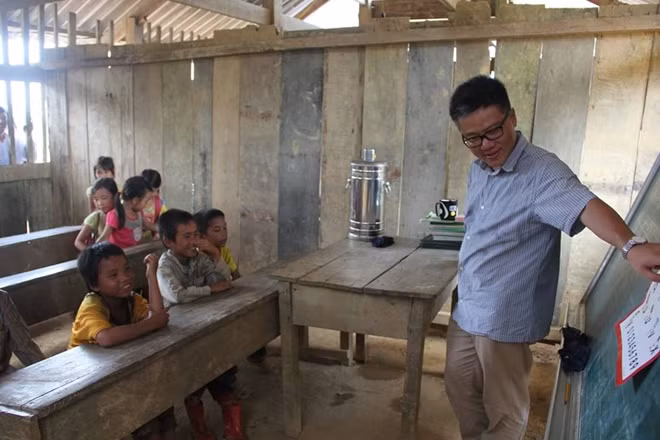 Hình ảnh giáo sư Ngô Bảo Châu với lớp học dành cho trẻ em nghèo được thu thập chuẩn bị cho chương trình.