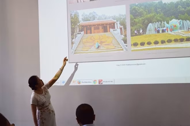 Họa sĩ Thu Thủy thuyết trình về các dự án nghệ thuật công cộng chị đã thực hiện tại Việt Nam
