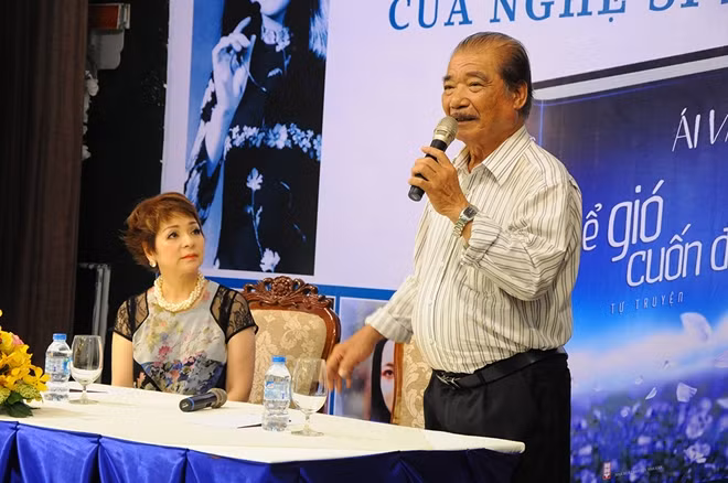 NSND Trần Hiếu chia vui với nghệ sĩ Ái Vân trong ngày chị ra mắt tự truyện tại TP Hồ Chí Minh