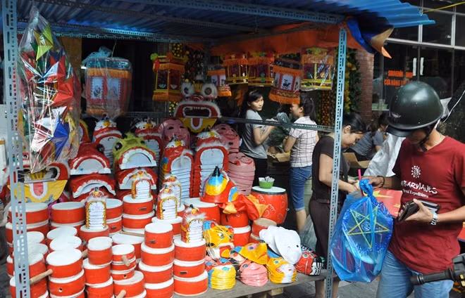 Trống là mặt hàng được bày bán nhiều chỉ sau lồng đèn