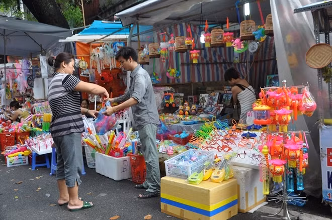 Lồng đèn có nhạc vẫn được nhiều người tiêu dùng lựa chọn